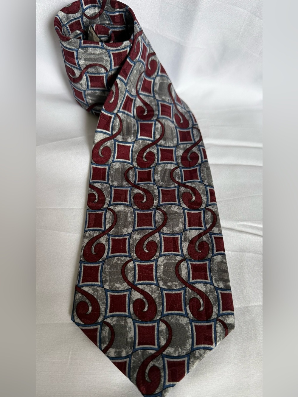 Belinda Men's Burgundy and Gray Geometric Silk Tie 60’ x 4